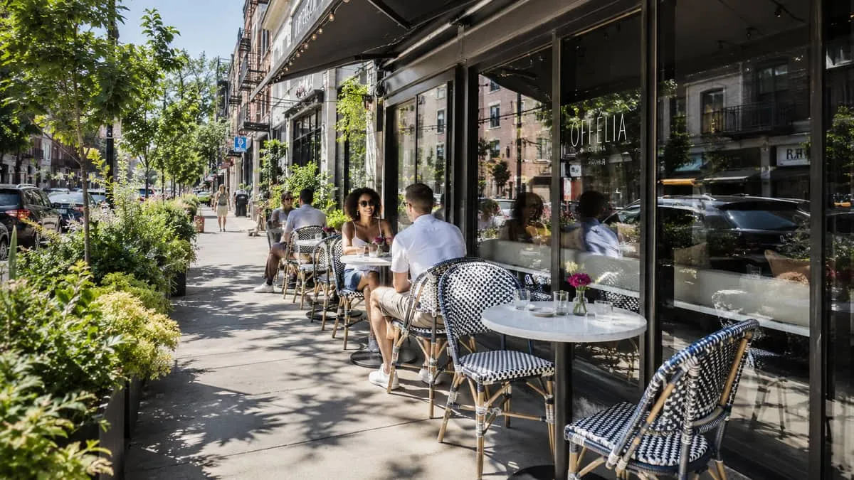 bistro-style terrasse layout in the Plateau-Mont-Royal neighbourhood, showing 60cm round tables with aluminum bistro cha