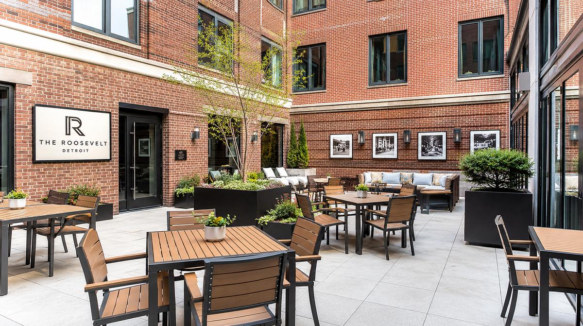 Omaha Blackstone District patio furniture showing matte charcoal powder-coat aluminum dining chairs suited to the neighborhood's craft-beer and restaurant corridor